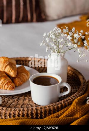 Kaffeetasse mit Croissants und hohem Winkel Stockfoto