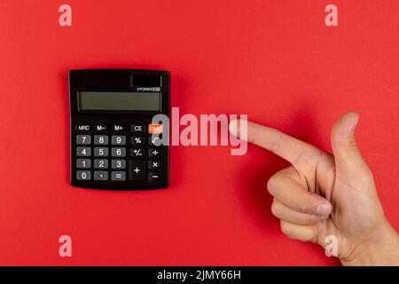 Handzeigender Mini-Taschenrechner Stockfoto