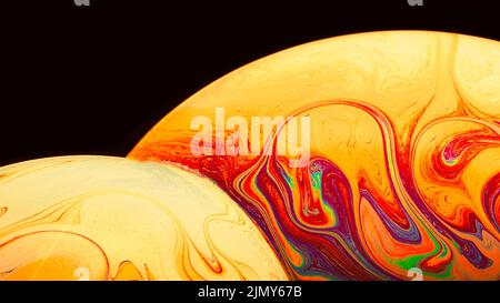 Gradient künstlerische gesättigte Seife Blasen schwarzen Hintergrund Stockfoto
