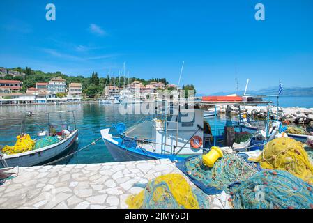 Kassiopi Hafen mit Fischerbooten, Korfu, Ionische Inseln, Griechenland Stockfoto