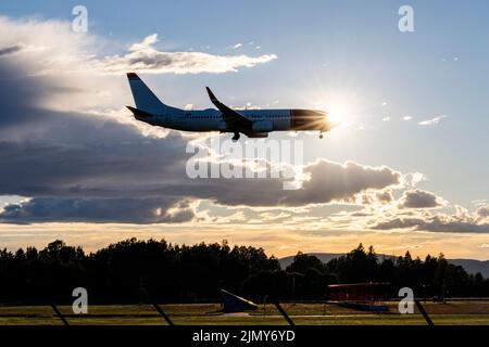 Gardermoen 20220805.Am Freitagabend Nähert Sich Ein norwegisches Flugzeug zur Landung auf dem Flughafen Oslo Gardermoen. Foto: Javad Parsa / NTB Stockfoto