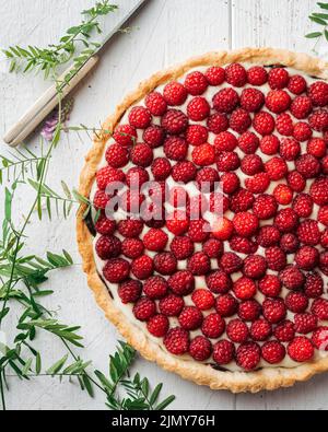 himbeertarte auf weißem Holzhintergrund, Draufsicht Stockfoto