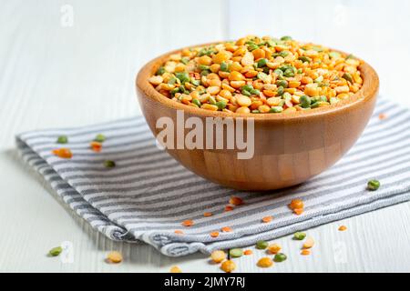 Mischung von trockenen Hülsenfrüchten in einer Holzschale. Stockfoto