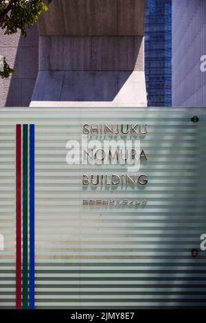 Shinjuku Nomura Building, Schild vor dem Gebäude; Shinjuku, Tokio, Japan Stockfoto