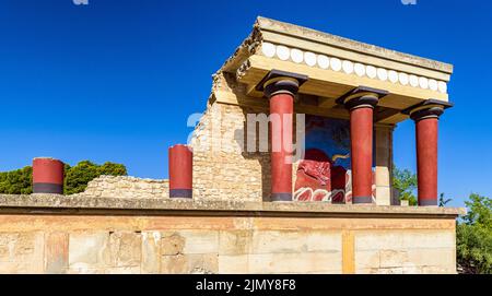 Alte Ruinen des Knossos Palastes mit minoischen Säulen. Größte archäologische Stätte aus der Bronzezeit auf der Insel Kreta, Griechenland Stockfoto