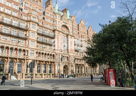 London, Großbritannien - 21. März 2022: Blick über eine Ecke des Russell Square mit Blick auf die Fassade des Kimpton Fitzroy Hotels, ehemals Hotel Russell, in Stockfoto