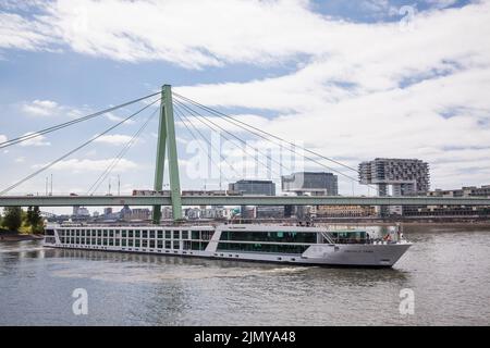 Das Kreuzschiff Emerald Dawn verlässt den Hafen von Rien, Deutz, Blick auf die Severins Brücke und die Kranichhäuser, Köln, Deutschland. das Kreuzfahrtschiff Stockfoto