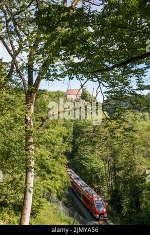 Die Hoenne-Talbahn und Schloss Klusenstein über dem Hoenne-Tal zwischen Hemer und Balve, Sauerland, Nordrhein-Westfalen, Deutschland. H Stockfoto