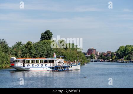 Surbiton Surrey, Großbritannien - 15. Juli 2022: Yarmouth Belle auf dem Weg von Hampton Court nach Kingston am 15. Juli 2022. Nicht identifiziertes Peop Stockfoto