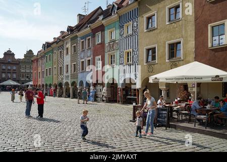 Poznan, Polen - 16. September 2014 : Reihe von bunten Häusern in Poznan am 16. September 2014. Nicht identifizierte Personen Stockfoto