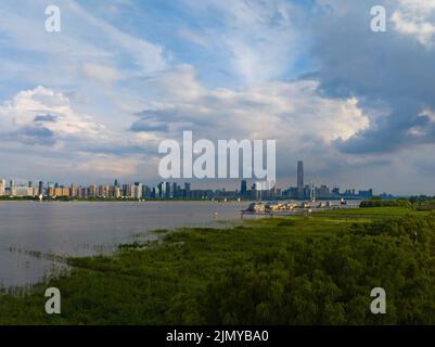 Ein Landschaftsbild der Stadt Wuhan in China bei Sonnenuntergang Stockfoto
