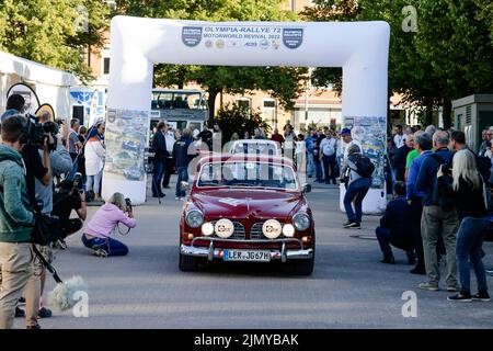 Kiel, Deutschland. 08. August 2022. Die Zuschauer beobachten den Beginn der Wiederbelebung der Olympischen Rallye 1972. 197 Teams mit Fahrzeugen von 44 verschiedenen Automarken, die zwischen 1950 und 1990 gebaut wurden, werden in sechs Etappen nach München kommen. Quelle: Frank Molter/dpa/Alamy Live News Stockfoto