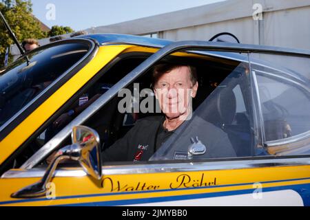 Kiel, Deutschland. 08. August 2022. Der ehemalige Rallye-Weltmeister Walter Röhrl sitzt vor dem Beginn der Wiederbelebung der Olympischen Rallye 1972 in seinem Auto. 197 Teams mit Fahrzeugen von 44 verschiedenen Automarken, die zwischen 1950 und 1990 gebaut wurden, werden in sechs Etappen nach München kommen. Quelle: Frank Molter/dpa/Alamy Live News Stockfoto