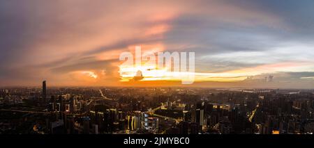 Ein Landschaftsbild der Stadt Wuhan in China bei Sonnenuntergang Stockfoto