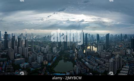 Eine Luftaufnahme der Stadt Wuhan in China bei Sonnenuntergang Stockfoto