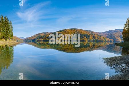 Vilshany Wasserreservoir am Tereblya Fluss, Transkarpatien, Ukraine. Malerischer See mit Wolken Reflexion. Wunderschönes Autu Stockfoto