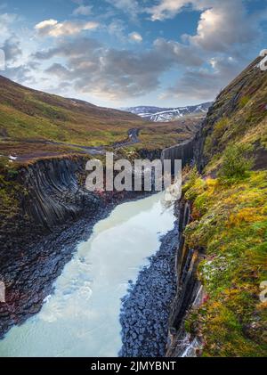 Herbst die malerische Studlagil-Schlucht ist eine Schlucht in Jokuldalur, Ostisland. Berühmte säulenförmige Basaltsteinformationen und Jokl Stockfoto