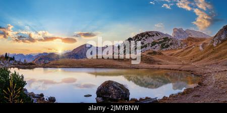 Am frühen Morgen Herbst alpine Dolomiten Berglandschaft. Ruhiger Valparola Pass und Seeblick, Belluno, Italien. Stockfoto