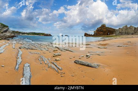 Schöne sandige Playa Del Portio (Biskaya, Kantabrien, Spanien) Sommerlandschaft. Blick auf die Atlantikküste mit Felsformationen Stockfoto