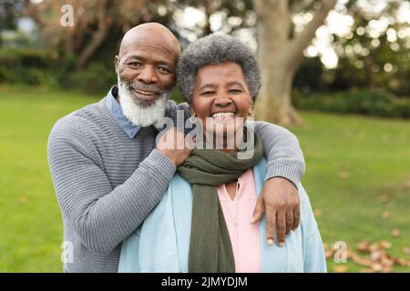 Bild eines glücklichen afroamerikanischen Seniorenpaares, das im Herbst vor der Kamera posiert Stockfoto