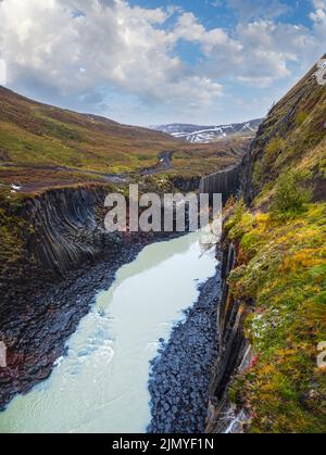Herbst die malerische Studlagil-Schlucht ist eine Schlucht in Jokuldalur, Ostisland. Berühmte säulenförmige Basaltsteinformationen und Jokl Stockfoto
