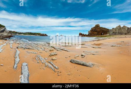 Schöne sandige Playa Del Portio (Biskaya, Kantabrien, Spanien) Sommerlandschaft. Blick auf die Atlantikküste mit Felsformationen Stockfoto