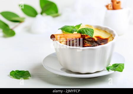 Traditionelles türkisches Milchdessert mit Reis. Stockfoto