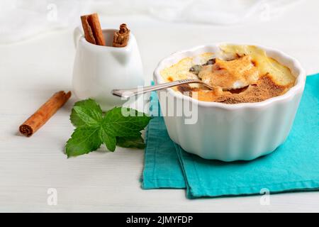 Türkischer Reispudding mit Zimt. Stockfoto