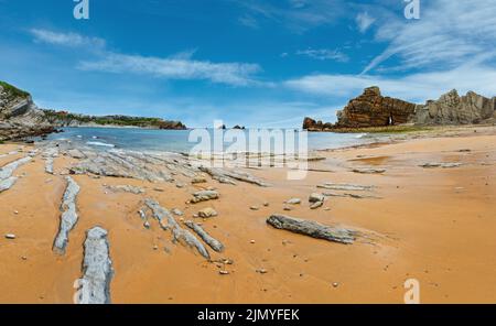 Schöne sandige Playa Del Portio (Biskaya, Kantabrien, Spanien) Sommerlandschaft. Blick auf die Atlantikküste mit Felsformationen Stockfoto