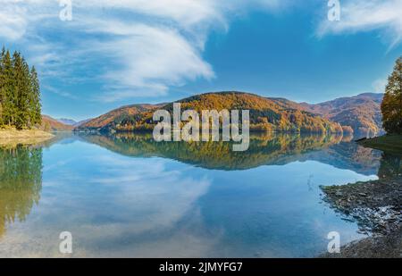 Vilshany Wasserreservoir am Tereblya Fluss, Transkarpatien, Ukraine. Malerischer See mit Wolken Reflexion. Wunderschönes Autu Stockfoto