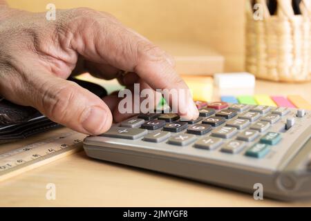 Nahaufnahme des menschlichen Fingerdruckknopfes des Berechnungskonzepts Berechnung von Einkommen, Ausgaben, Berechnung Stockfoto