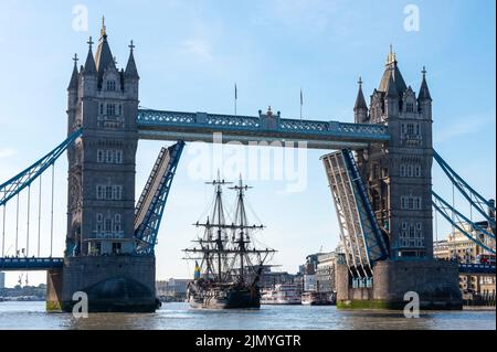 Tower Bridge, London, Großbritannien. 8. August 2022. Göteborg von Schweden ist eine Segelnachbildung der schwedischen Ost-Indiaman Göteborg I, die 1738 ins Leben gerufen wurde und London besucht, um Besucher an Bord zu begrüßen. Das hölzerne Nachbau-Schiff wurde 2003 gestartet und besuchte zuletzt 2007 London. Sie hat am Morgen die Themse hinaufgefahren, um unter der geöffneten Tower Bridge hindurch zu fahren, bevor sie dann wieder unter der Themse Quay in Canary Wharf abbiegt, wo sie für Besucher geöffnet sein wird. Flussaufwärts unter der Tower Bridge Stockfoto