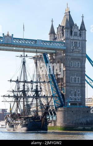 Tower Bridge, London, Großbritannien. 8. August 2022. Göteborg von Schweden ist eine Segelnachbildung der schwedischen Ost-Indiaman Göteborg I, die 1738 ins Leben gerufen wurde und London besucht, um Besucher an Bord zu begrüßen. Das hölzerne Nachbau-Schiff wurde 2003 gestartet und besuchte zuletzt 2007 London. Sie hat am Morgen die Themse hinaufgefahren, um unter der geöffneten Tower Bridge hindurch zu fahren, bevor sie dann wieder unter der Themse Quay in Canary Wharf abbiegt, wo sie für Besucher geöffnet sein wird. Flussaufwärts unter der Tower Bridge Stockfoto