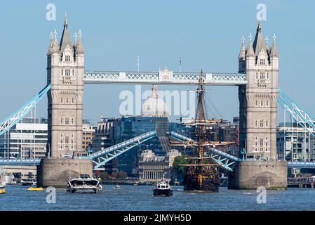 Tower Bridge, London, Großbritannien. 8. August 2022. Göteborg von Schweden ist eine Segelnachbildung der schwedischen Ost-Indiaman Göteborg I, die 1738 ins Leben gerufen wurde und London besucht, um Besucher an Bord zu begrüßen. Das hölzerne Nachbau-Schiff wurde 2003 gestartet und besuchte zuletzt 2007 London. Sie hat am Morgen die Themse hinaufgefahren, um unter der geöffneten Tower Bridge hindurch zu fahren, bevor sie dann wieder unter der Themse Quay in Canary Wharf abbiegt, wo sie für Besucher geöffnet sein wird. Fahren Sie flussabwärts, nachdem Sie unter der Tower Bridge vorbeigeführt haben Stockfoto