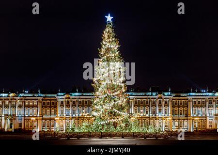 St. Petersburg, Russland - 13. Januar 2021: Traditioneller Weihnachtsbaum auf dem Palastplatz in St. Petersburg. Schöne Dekorationen, Lichter auf Haupt-Neujahrsbaum der Stadt, Russland. Stockfoto