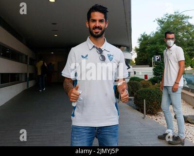 Sevilla, Spanien. 08. August 2022. Nach einer ärztlichen Untersuchung in Sevilla posiert ISCO Alarcón mit dem Schild des FC Sevilla auf seinem Hemd, später wird er nach Sánchez-Pizjuán gehen, um seinen neuen Vertrag zu unterzeichnen. Sevilla 08. August 2022 isco Alarcón posa con el escudo del Sevilla FC en su camiseta tras pasar reconocimiento médico en Sevilla, posteriormente se marchará al Sánchez-Pizjuán para firmar su nuevo contrato. Sevilla 08 de agosto de 2022 900/Cordon Pressequelle: CORDON PRESS/Alamy Live News Stockfoto