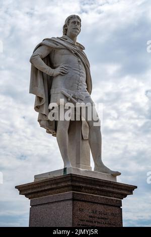 KINGSTON UPON HULL, YORKSHIRE, Großbritannien - 17. JULI: Statue von Sir William de la Pole in Kingston upon Hull am 17. Juli 2022 Stockfoto