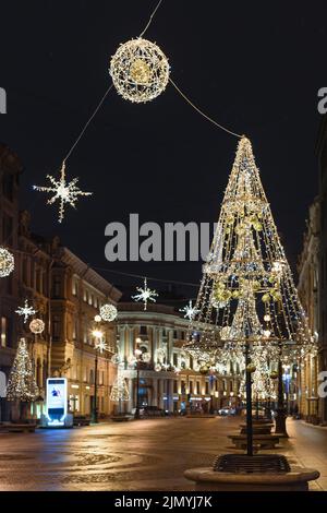 St. Petersburg, Russland - 13. Januar 2021: Weihnachtsschmuck auf den Straßen der Stadt. Beleuchtung der hellen dekorativen Elemente im Abendlicht in St. Petersburg, Russland. Stockfoto