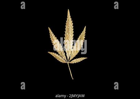 Golden Leaf Cannabis mit fünf Fingern Blätter. Marihuana auf schwarzem Hintergrund in minimalem Branding. Legalisierung von medizinischem Hanf. Minimalistische Produktmockups. Hochwertige Fotos Stockfoto