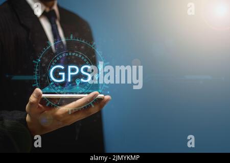 Geschäftsleute nutzen das Internet-Netzwerk auf dem Mobiltelefon Finden Sie mit GPS Navigator Map eine Stadt. Mann, der das Smartphone mit dem GPS-Standortsymbol verbunden hält Stockfoto