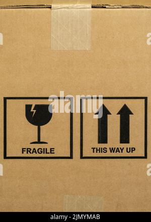 Karton mit den Worten Fragile und This Way Up, zusammen mit grafischen Symbol-Symbole. Stockfoto