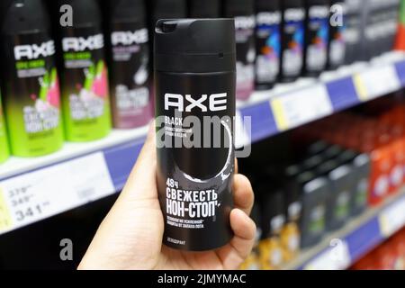 Tjumen, Russland-30. Juni 2022: AX schwarze Deodorants in einem Supermarkt. Selektiver Fokus Stockfoto