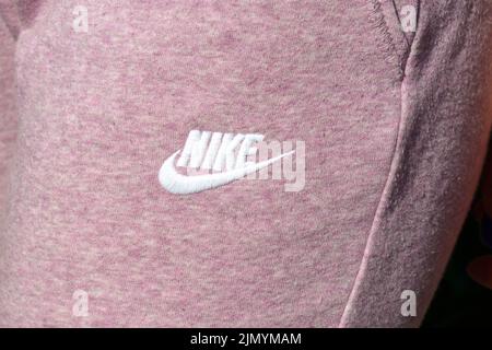 Tjumen, Russland, 4. Juni 2022: Nike Logo auf den Hosen-Märkten und verkauft Schuhe, Bekleidung, Ausrüstung, Accessoires und Dienstleistungen. Stockfoto