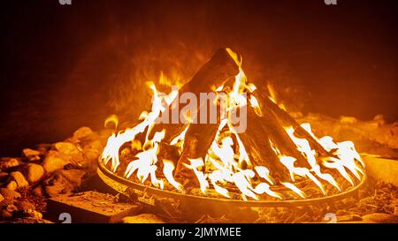 Die Nahaufnahme der brennenden Hölzer im Feuer Flammen auf dem Teller Stockfoto