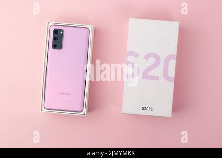 Tjumen, Russland-18. Juli 2022: Neues Samsung S20 fe Smartphone in einer Box. Draufsicht, rosa Hintergrund Stockfoto