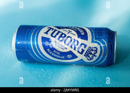 Tjumen, Russland-02. August 2022: Alkoholfreie Dose Tuborg-Bier. Tuborg ist ein dänisches Brauunternehmen, das 1873 gegründet wurde Stockfoto