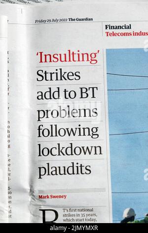 „Beleidigungen“ „Streiks erhöhen die BT-Probleme nach Lockdown-Plündern“ Guardian Zeitung BT Strike Finanzartikel 29 July 2022 London England Großbritannien Stockfoto