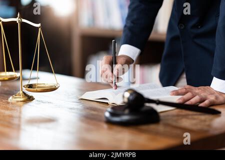 Richter Gavel mit Justizanwälten mit Team Konzepte von Recht und Rechtsdienstleistungen. Stockfoto