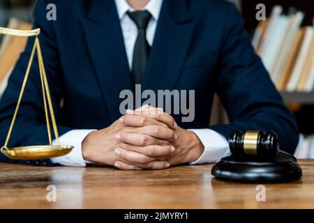 Richter Gavel mit Justizanwälten mit Team Konzepte von Recht und Rechtsdienstleistungen Stockfoto