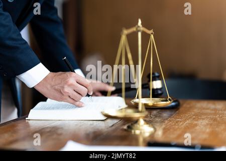 Richter Gavel mit Justizanwälten mit Team Konzepte von Recht und Rechtsdienstleistungen Stockfoto